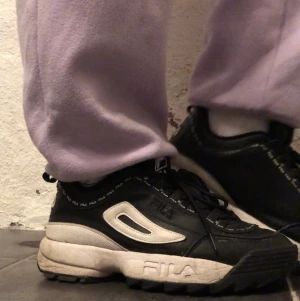 Fila disruptor - Detta är mina fina disruptor skor, de har inte ovanlig svart vit färgkombination och de är köpta i USA. Köpte dem för ca 850 kr men har tyvärr slutat använda dem. De är lite slitna men är fortfarande väldigt bekväma. Tvättas innan de skickas. Frakt ingår.