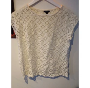  - Vit spetstopp från Lindex. Transparent, syns på en av bilderna där jag håller min hand bakom tyget. Passar S eller M. 