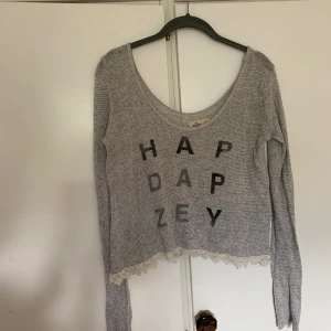 Långärmad tröja från Hollister - Är i ett användskick men inte används på något år. 