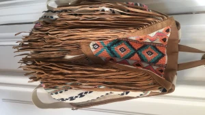 Ryggsäck med fransar  - Köpt i Madrid.