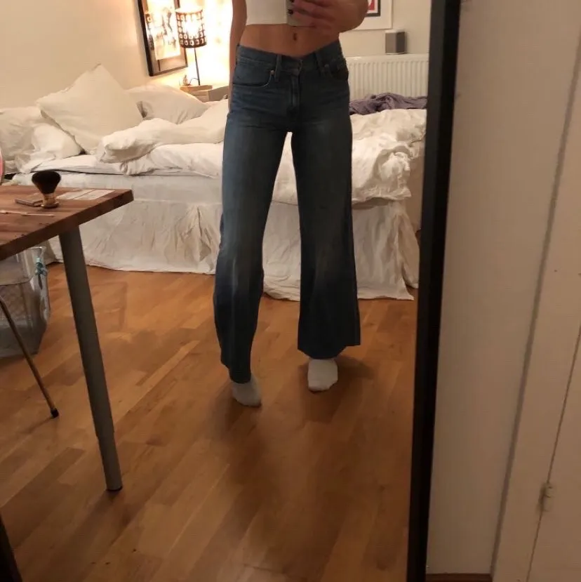 Lågmidjade Levis jeans i storlek XS. Är 165/166 cm.. Jeans & Byxor.