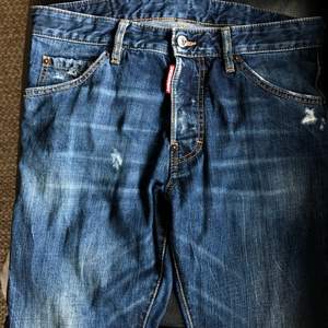 Ett par Dsquared2 jeans i storlek 54. Mycket bra skick och använt dom sparsamt. Inget färgsplitter, själv tycker jag det är snyggare utan färg för då är det inte big flex men ändå drip. Nypris ca 5000kr, bud börjar på 999kr