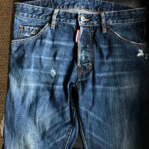 Dsquared2 Jeans strl 54 - Ett par Dsquared2 jeans i storlek 54. Mycket bra skick och använt dom sparsamt. Inget färgsplitter, själv tycker jag det är snyggare utan färg för då är det inte big flex men ändå drip. Nypris ca 5000kr, bud börjar på 999kr