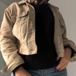 Beige jeansjacka  - En beige jeansjacka köpt på Pull&Bear i våras. Använder ibte längre men skicket är som vanligt, som ny! Storlek S men passar XS-M. 100kr +frakt