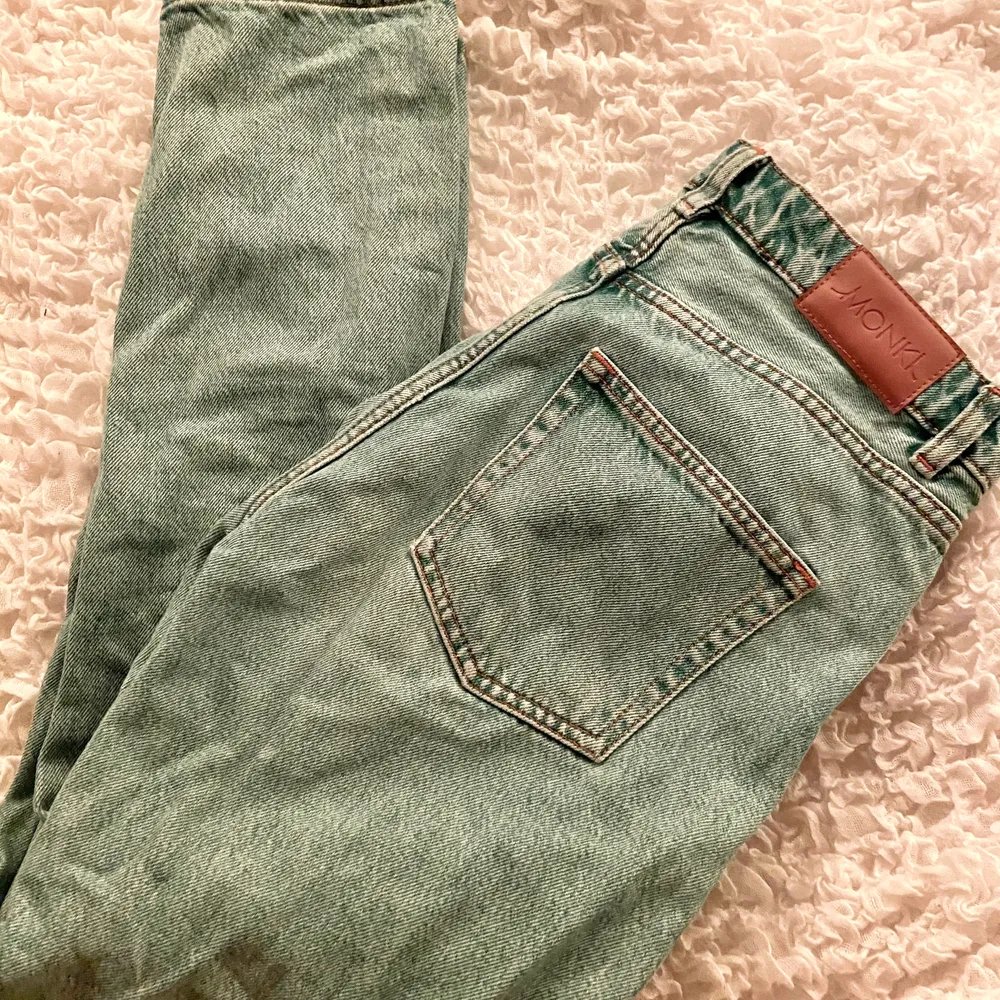 Säljer dessa super fina jeans ifrån MONKI då de är för små på mig! De är använda endast ett fåtal gånger, och är så gott som nya. 💕💕. Jeans & Byxor.