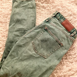 KIMOMO MID BLUE JEANS - Säljer dessa super fina jeans ifrån MONKI då de är för små på mig! De är använda endast ett fåtal gånger, och är så gott som nya. 💕💕
