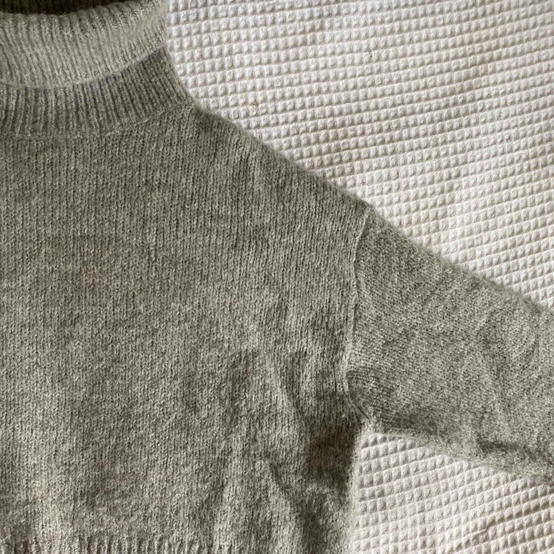 Stickad grå tröja