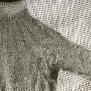 Stickad grå tröja - En super varm grå tröja. Har hållet mig varm även de kallaste vinterdagarna. Den är lite sticksig, men det är ingen fara om man har på sig en t-shirt under.