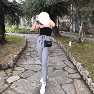 Rutiga kostymbyxor - Säljer mina rutiga, gråa kostymbyxor från H&M! Supersköna med band i midjan som knyts efter önskad passform! Använda fåtal gånger så i jättebra skick! Två framfickor men ej bakfickor. Osäker på storlek men tror strl 36! Jag är 170 cm och brukar ha strl 36, så ni kan jämföra med min bild!  (Säljer även väskan på bilden, kolla profil!)