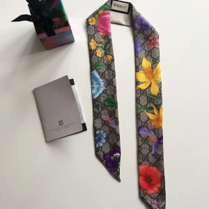 Gucci Floral Neck Bow - Säljer nu mitt Gucci hårband (kan användas till mycket) som jag köpte i juni detta året på NK i Göteborg. Tyvärr har den inte kommit till användning mer än 2 gånger och tänkte att den därför kan få ett nytt hem. Köptes för 1490kr men mitt pris är 1000kr. Är precis som ny i kvalité. Kvitto finns!! Finns i Båstad men kan frakta samt mötas upp i Stockholm under v. 43-44. 