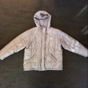  - Vintage silver/grå tunn dunjacka, passar 36/38! bra skick! 