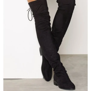 - Helt oanvända flat thigh high boots i stl 38 Ord pris 599kr men säljs 250kr 