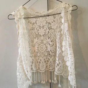  - Fin liten virkad boho väst. Köparen betalar porto. Ingen storleksmärkning men passar XS-S. 