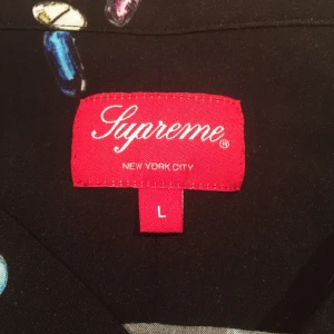  - Supreme Pills Rayon Shirt från S/S 17 kollektionen. Blev tyvärr ej skickad i plastförpackning.