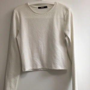  - Vit tröja med lite mönster från bikbok