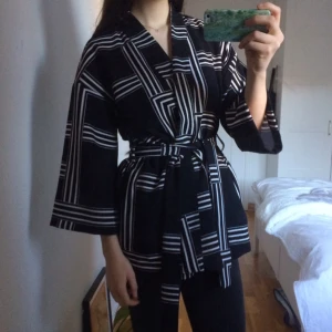  - Superfin Kimono från BikBok i strl XS/S, men passar även M. Knappt använd så är i mycket bra skick! Säljer pga inte min stil :) Har swish, överföring funkar också. Skickar på posten (exl frakt) eller möter upp i Karlstad :) 