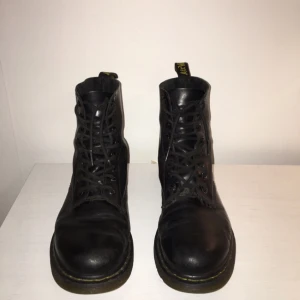  - Jag säljer begagnade svarta Dr Martens då dem inte är använda på ett tag. De är äkta såklart och köpte dem för 1499 kr. Pris kan diskuteras.