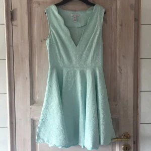  - Mkt fin balklänning från Nelly.com. Använd en gång och är i nyskick. Mycket mer mintgrön än på bilden. Ser lyxig ut och har en snygg v-ringning.💃🏼 Köpare står för frakten. 