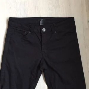  - Svarta jeans från hm, snygg passform och har stretch! 