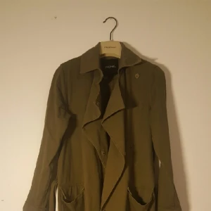  - grön kappa trench. bra skick använd ca 10-15 ggr