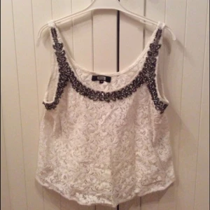  - Linne med diamant brodering.