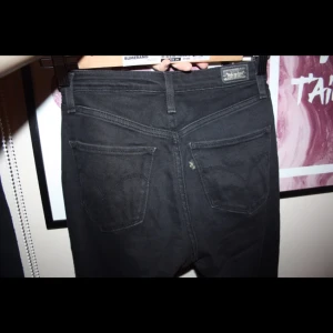  - Säljer ett par svarta Levis High Rise. Storlek 24/30. Använda ett par gånger. Säljer för att jag gått upp i vikt och ej kan ha dom längre. Nypris i butik 799:-
Tvättade 1 gång.

Frakt kostar 50kr
Kan mötas i Vallentuna. Täby C eller Vällingby C :)