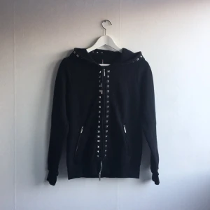  - Snygg hoodie med nitar!
Knappt använd