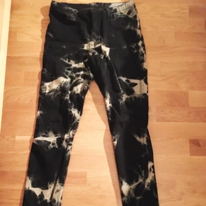  - Svarta högmidjade byxor med batikmönster i cendré, väldigt coola! 