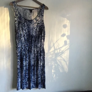  - Klänning från H&M basic. Knälång. Resor i midjan. 

Köparen står för frakt. Fråga gärna!