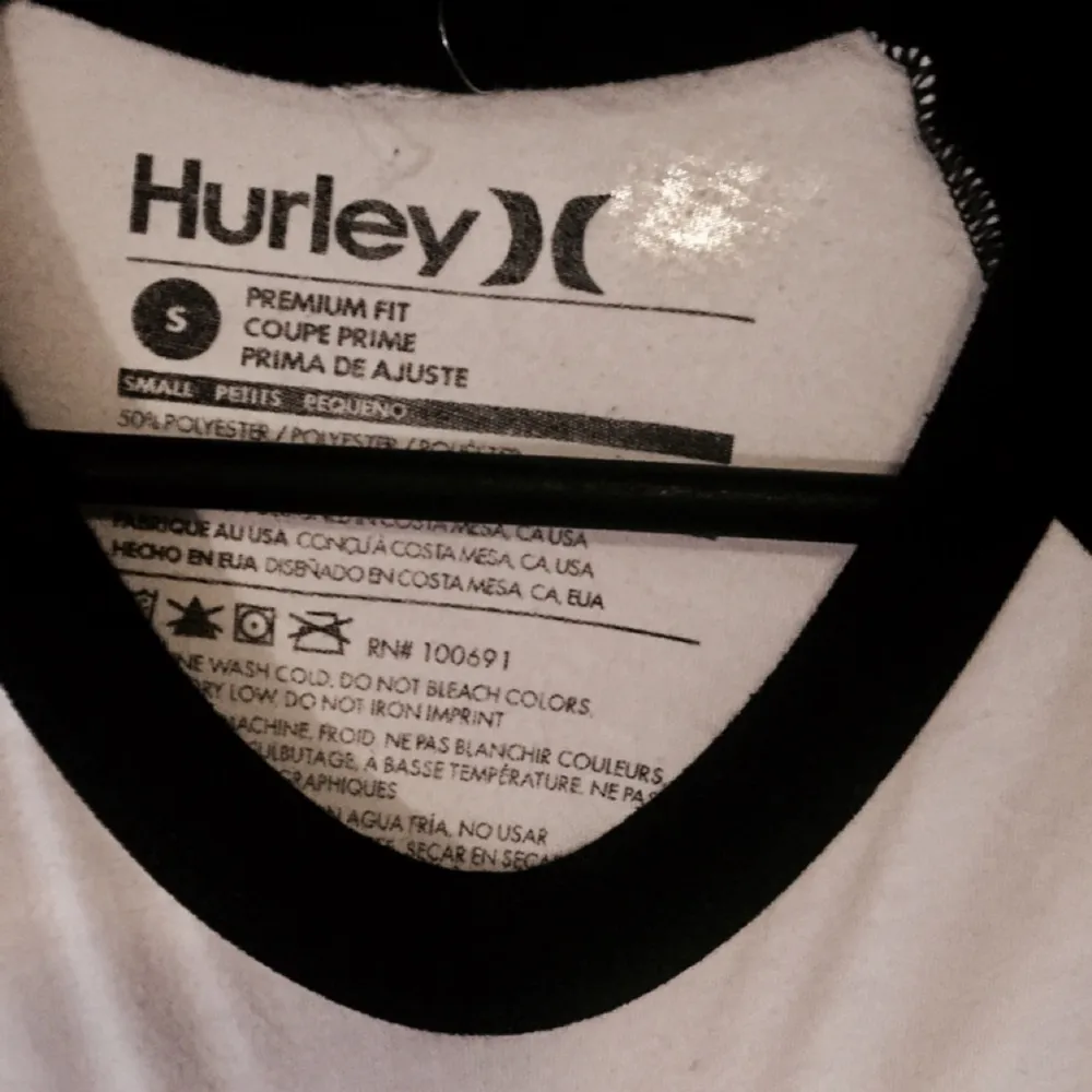 Äkta Hurley tröja, använd med fortfarande i super skick! Nypris 399:-. Skjortor.