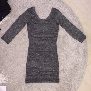  - Snygg klänning med fin skurning vid hals och lägre urringning där bak. Köpt från Bershka. Oanvänd