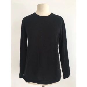  - Tröja med dekorativ stickning.

Märke: Jacett (Vintage)
Storlek: S
Skick: Mycket gott. Sparsamt använd.

Pris: 50 kronor

Frakt: Betalas av köparen.