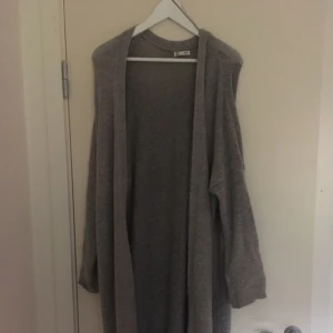 - En lång, stickad tröja som är hyfsad tunn. Mycket fin till vardagsklädsel! Har swish