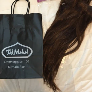  - Helt nytt äkta löshår i 5 delar från tajmahal!
Inköpt i fredags ( har kvitto) men det var jämnlångt med mitt hår och därför får jag inte någon användning för det då jag vill ha långt :) 

Kostar 600 i nytt men tar halva priset eftersom det ändå är öppnat

Helt nytt, oanvänt, kvitto finns 

Längd 50 cm 
Färg nr 3, brunt/mörkbrunt
