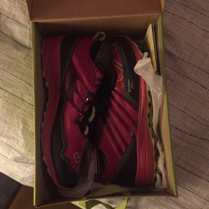  - Löparskor Icebugs, aldrig använda, sprillans nya i kartong. Rosa med limegrön sula. Till för terräng och vinterlöpning. Nypris ca 1500. Säljes pga fel storlek