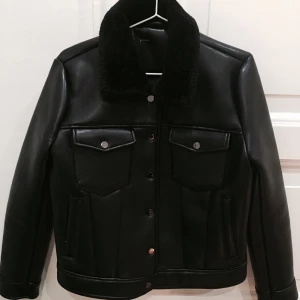  - Korta jacka i "scuba/fejk läder". Oanvänd. 