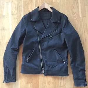  - Jeansjacka från Nudie Jeans.  Använd högst 4 gånger. Säljer pga fel storlek.   Frakt 59kr 