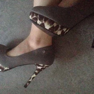 Pumps 37 - Klackskor stl 38 men passar 37. Knappt använd. Som ny!