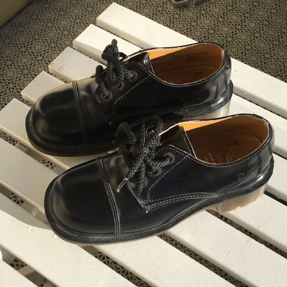 Ett par svarta Dr Martens-skor i nyskick. Svart läder. Storlek 3 (UK). . Skor.