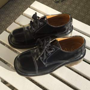 Ett par svarta Dr Martens-skor i nyskick. Svart läder. Storlek 3 (UK). 