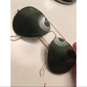  - Säljer mina älskade Ray Ban i pilot modellen. Storlek L då jag ville att det skulle vara stora bågar, tycker själv att det är snyggare. Som du ser på bild tre så är fodralet lite sönder, men det funkar att stänga och öppna. 
Jag skickar gärna varan om du inte kan mötas upp, köparen står dock för frakten. Kolla gärna in mina andra saker som jag säljer!