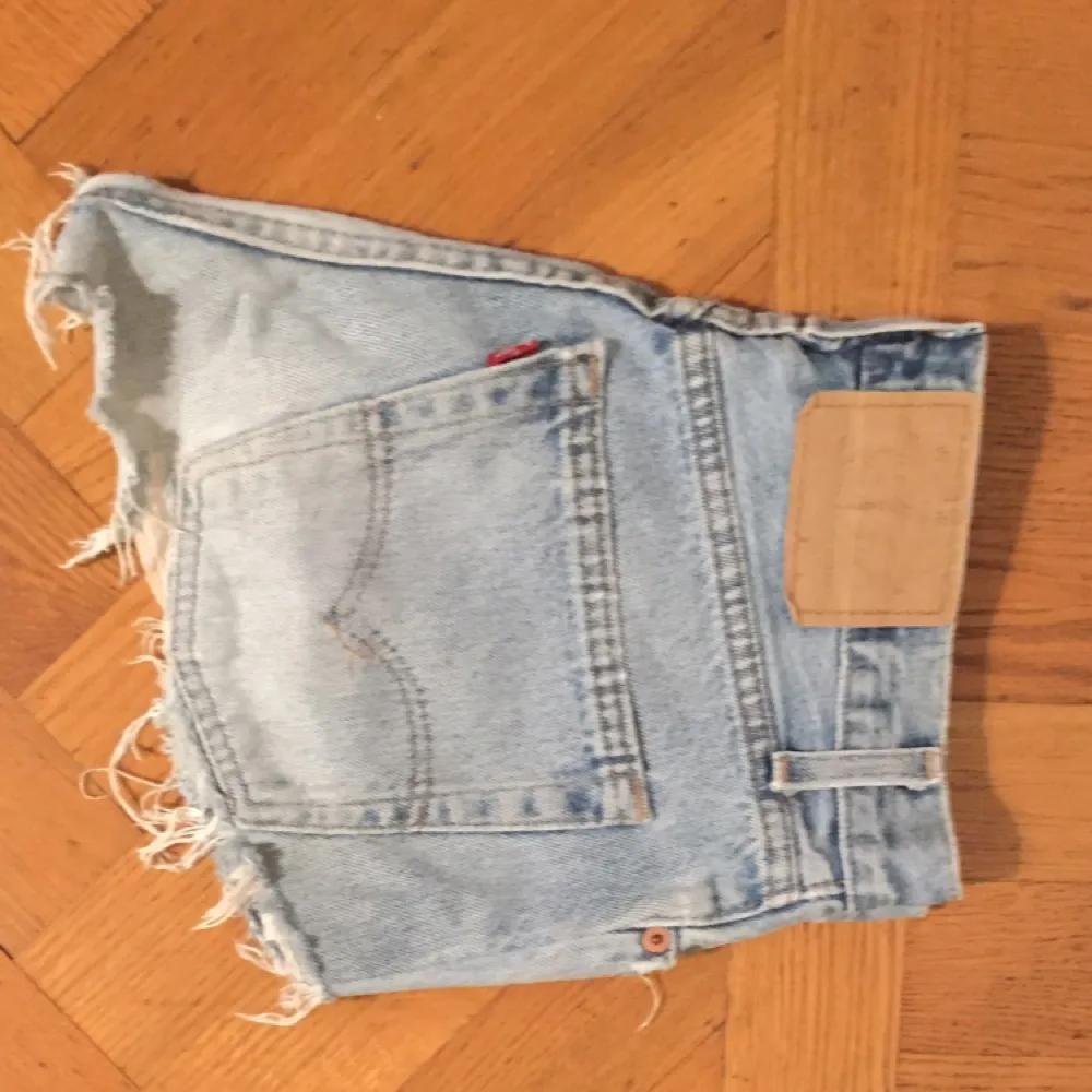 Jeansshorts från Levi's. Köpta second hand och ingen storlek syns men passar S-M. Jeans & Byxor.