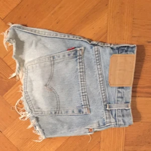  - Jeansshorts från Levi's. Köpta second hand och ingen storlek syns men passar S-M