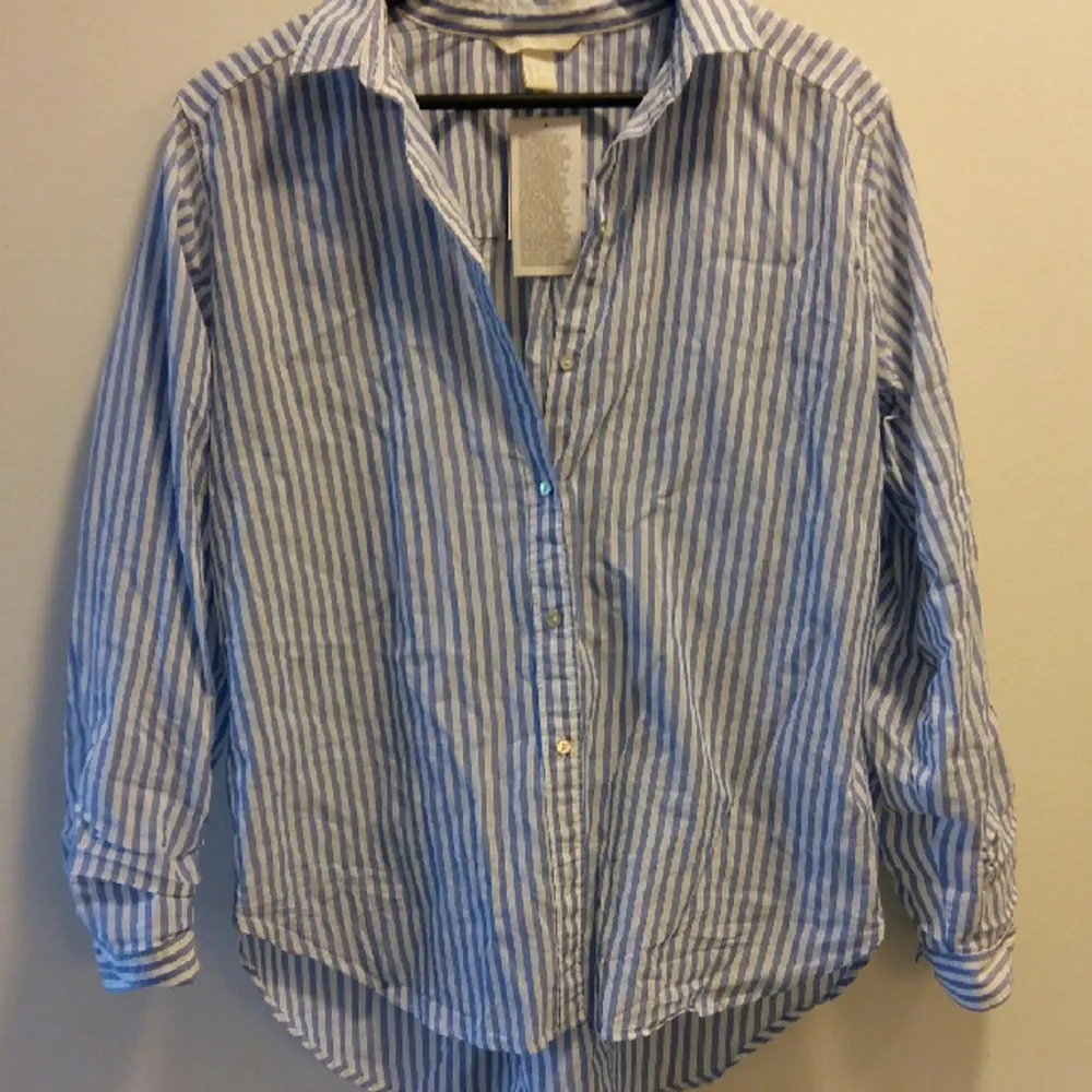 Snygg helt oanvänd skjorta från hm, lappen är kvar till och med. Säljs då den inte passar mig. Möter up eller fraktar :)). Skjortor.