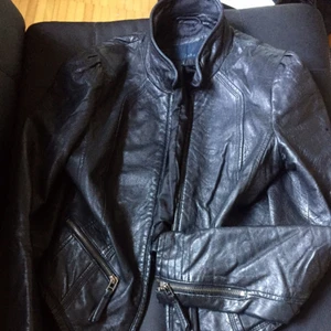  - Svart skinnjacka från Zara's basic collection! Storlek S men kan även passa en XS! Ps. riktigt skin! Ses gärna för avhämtning i Göteborg!:)