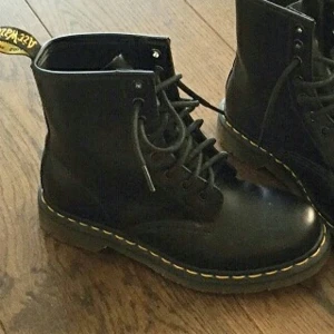  - jättefina Dr martens. Knappt använda då de tyvärr var lite små för mig