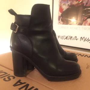  - ACNE Cypress i fantastiskt skick. Äkta svart skinn. Nysulade och klackade hos skomakare för 450 kr. Nypris över 3500 kr. Passa på! 