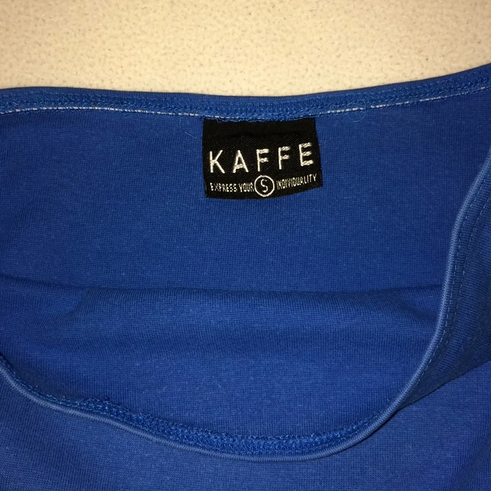 Sjysst tanktop i blå, från Kaffe. Sitter riktigt bra på kroppen, stretchar ut sig fint över bröst och kramar ändå åt midjan. Använd ett fåtal gånger, fint skick! Köparen betalar frakt!. Toppar.