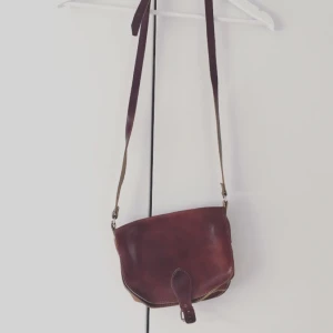  - Fin brun skinnväska i bra skick med två fack. Säljes pga för mkt väskor. Möts upp i Sthlm eller skickar. Köparen står för frakten. 