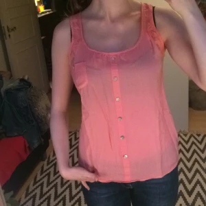  - Skönt linne ifrån FB sister. Laxrosa fram, med fusk knappar och en ficka, grå i ryggen. Skön passform, knappt använd. Köparen betalar frakt!